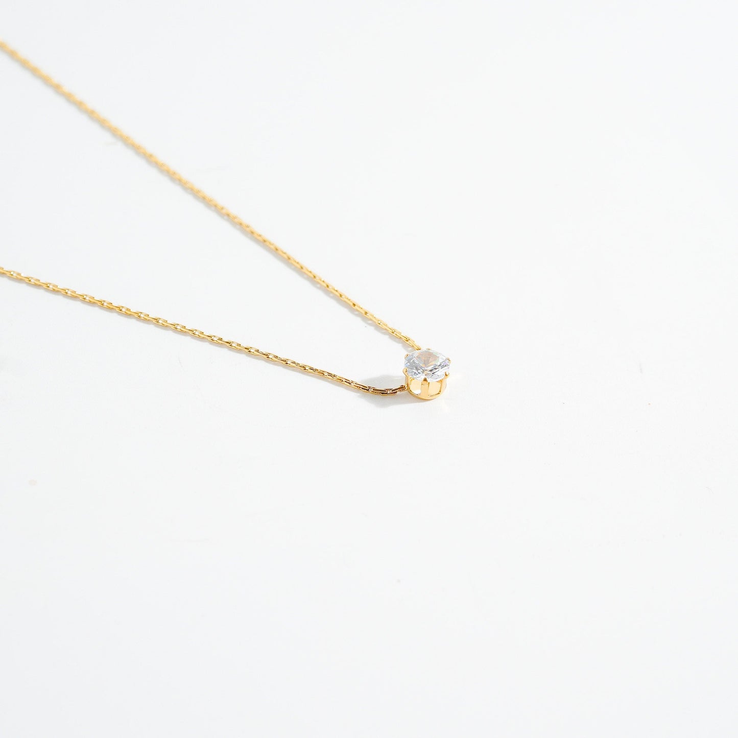 Solitaire Zirqon Necklace – close-up detail of design | Magnus