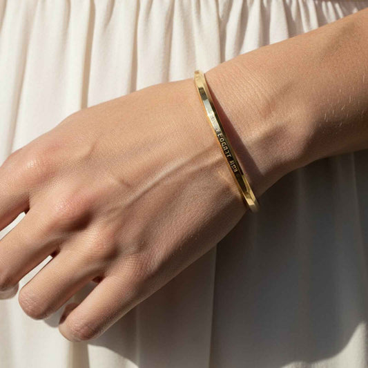 Daniel Wellington Bangle – close-up detail of design | Magnus