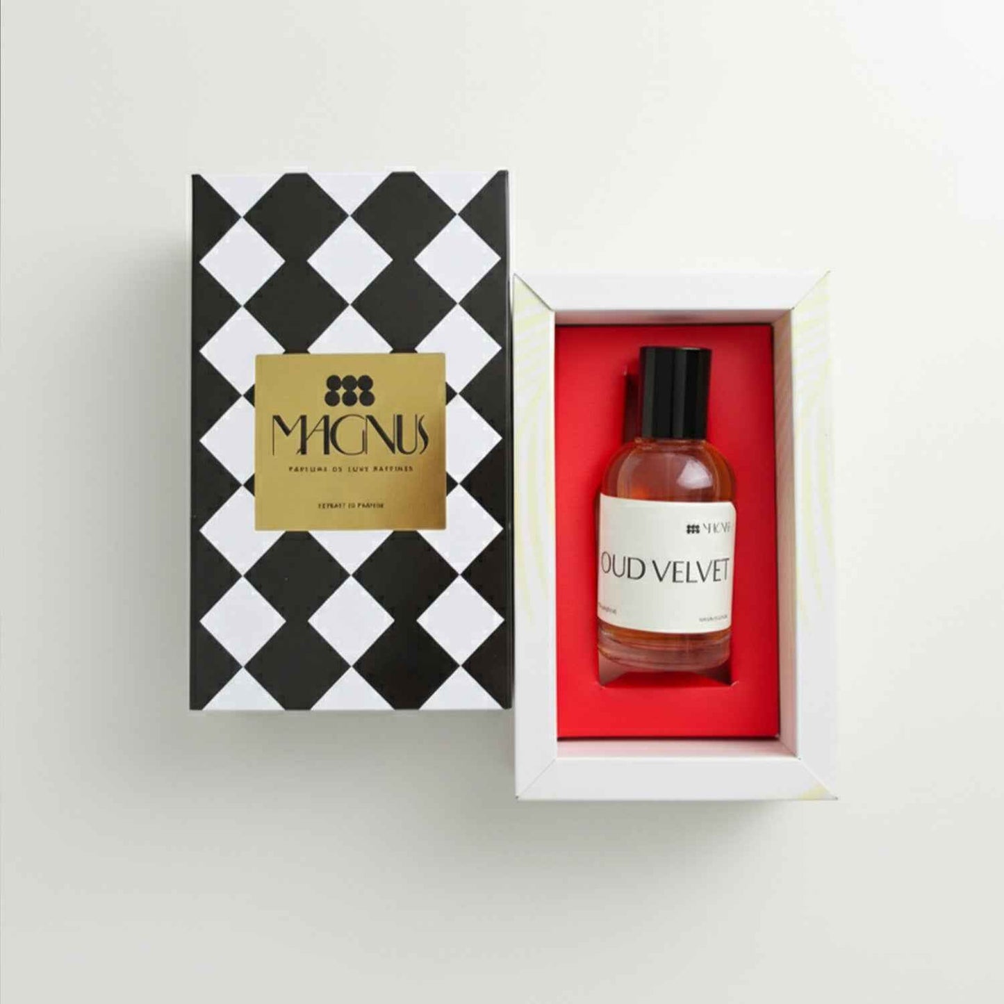 OUD VELVET – close-up detail of fragrance | Magnus