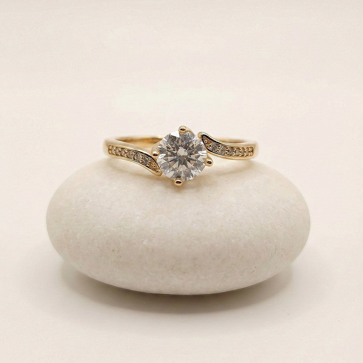 Solitaire ring with princess cut, moissanite engagement ring, and diamond-like stones for women, ideal for wedding rings and special occasions.
