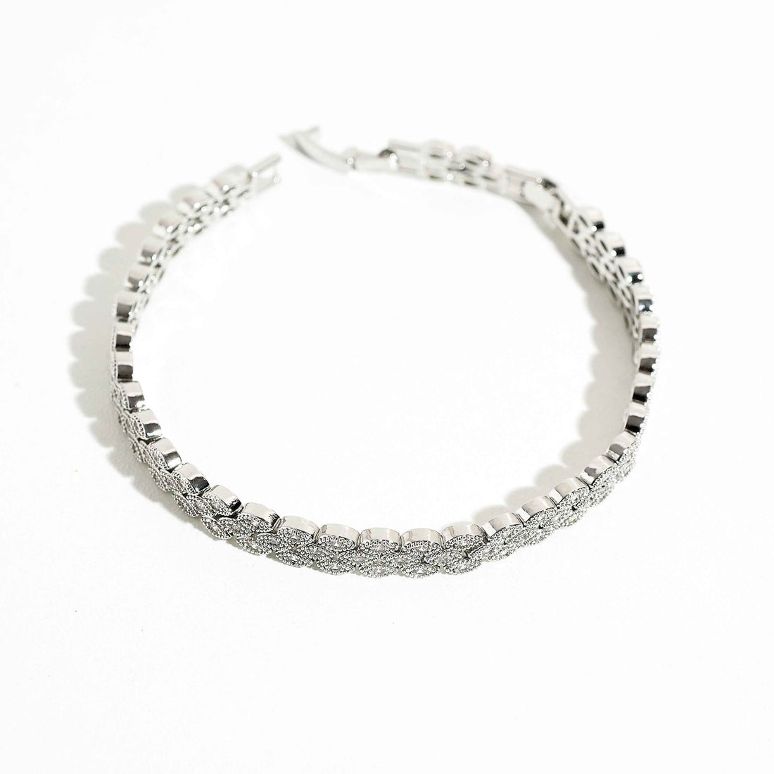 Bridesmaid Slvr Bracelet – close-up detail of design | Magnus