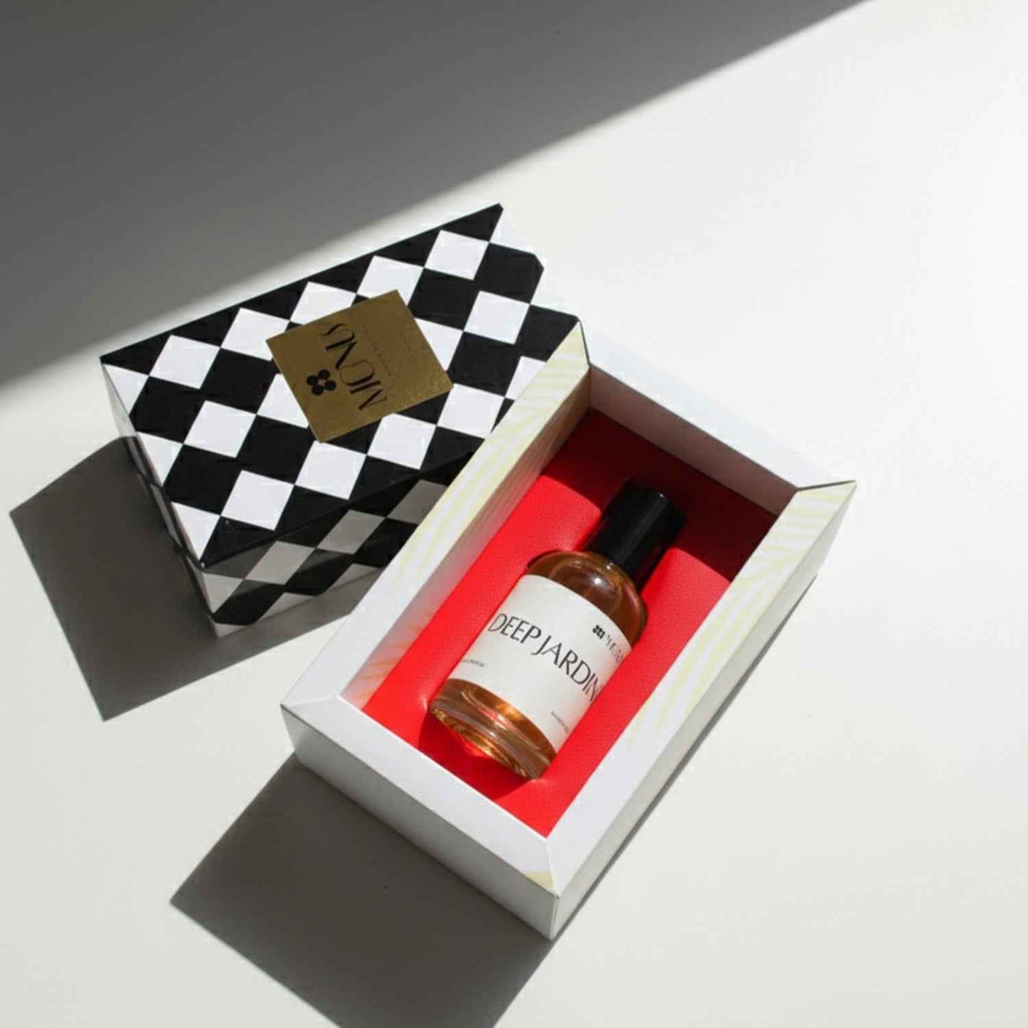 DEEP JARDIN – close-up detail of fragrance | Magnus