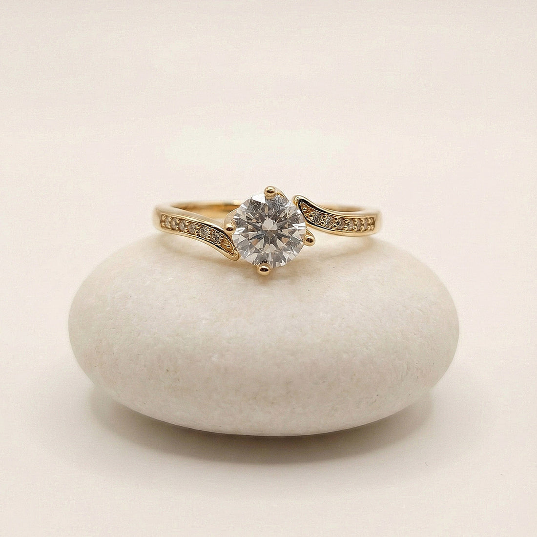 Commitment Ring | Modern Minimalist Ring for Women | Refined Solitaire Shine – Magnus