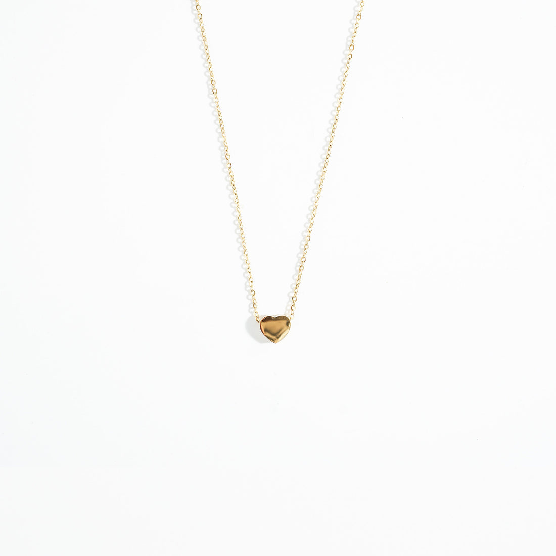Minigold Heart Necklace – close-up detail of design | Magnus