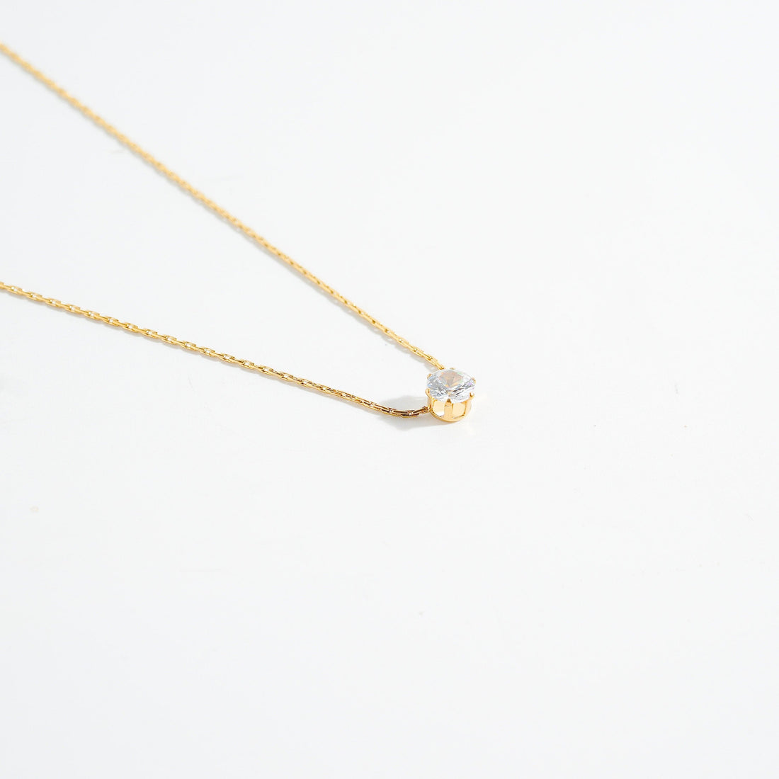 Solitaire Zirqon Necklace – close-up detail of design | Magnus