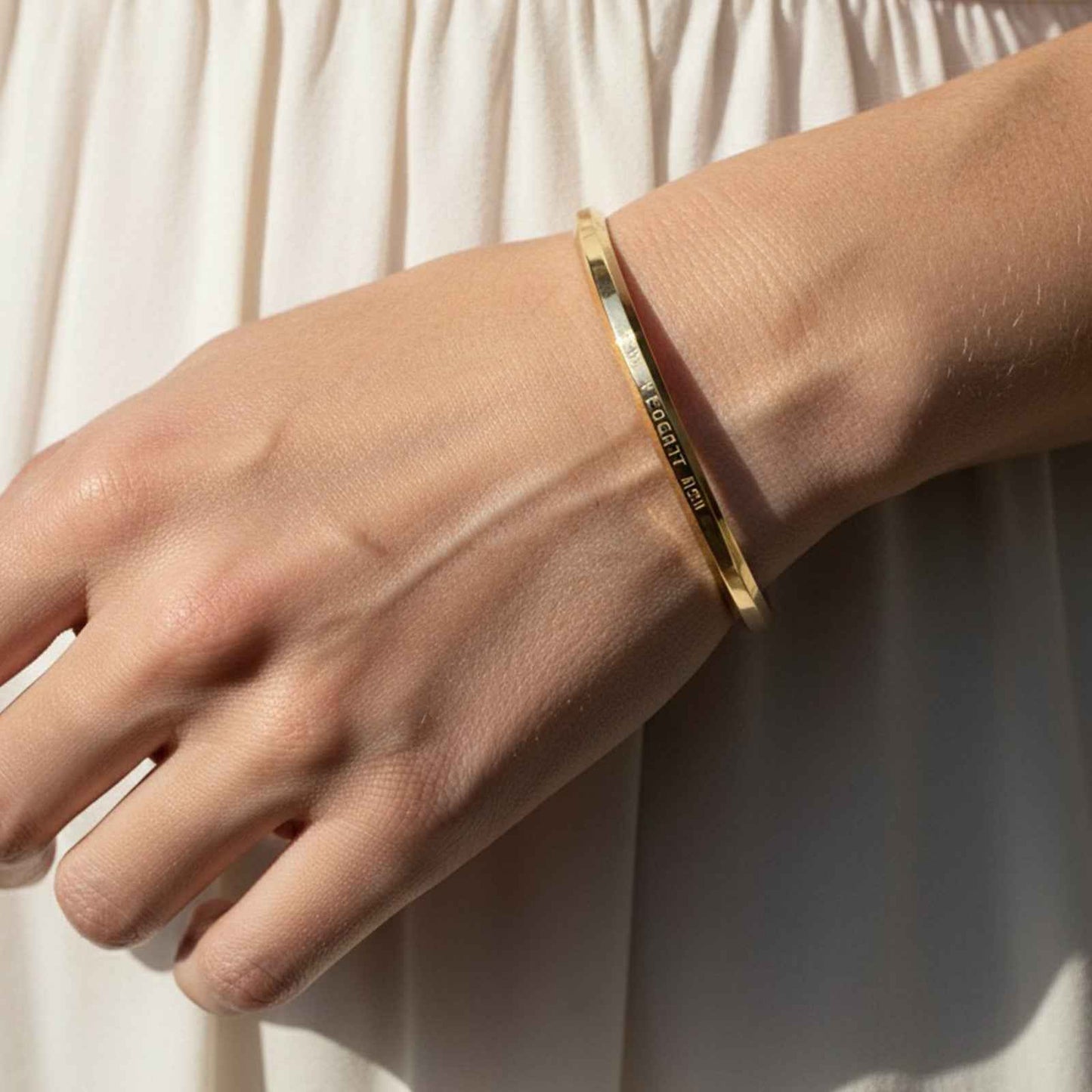 Daniel Wellington Bangle – close-up detail of design | Magnus