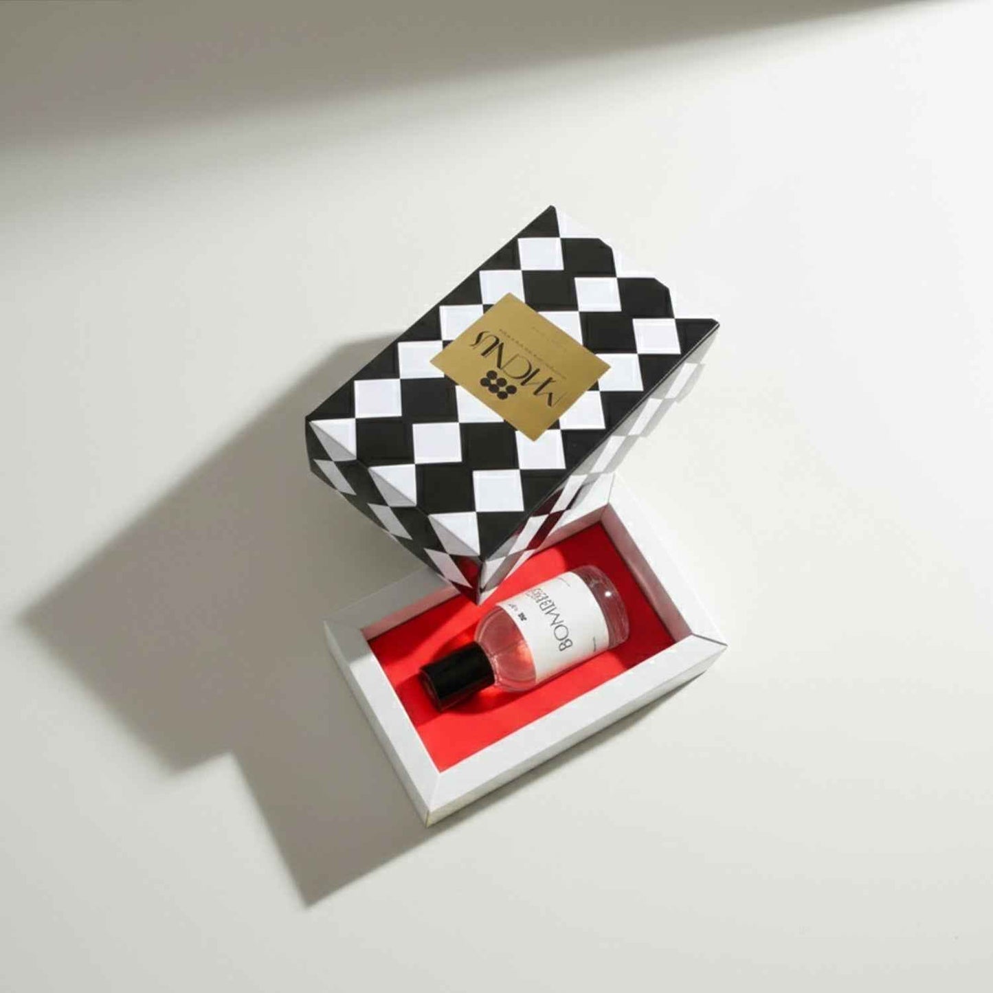 BOMBBEE – close-up detail of fragrance | Magnus