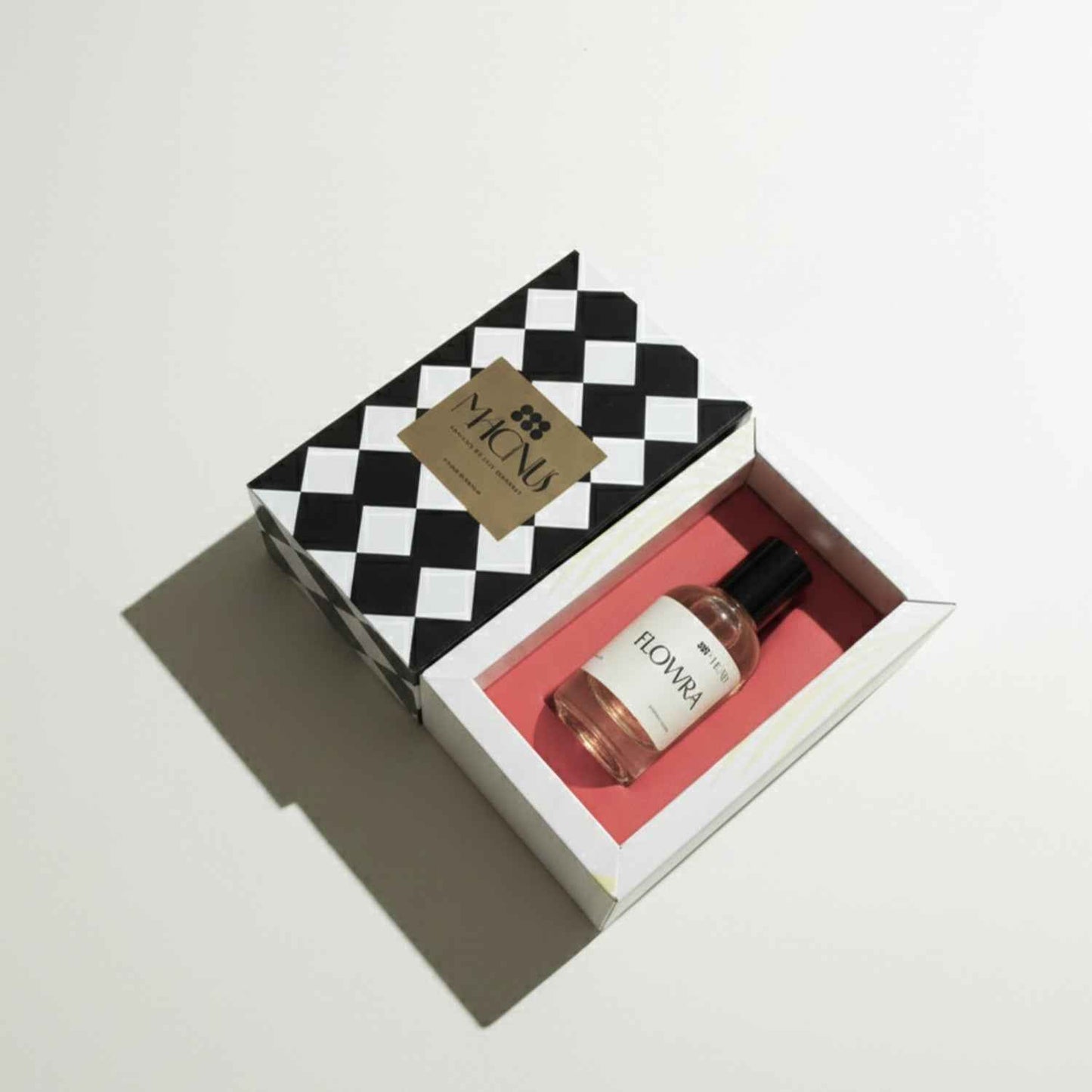 FLOWRA – close-up detail of fragrance | Magnus